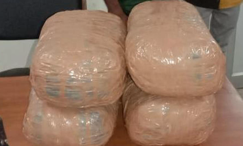 கும்மிடிப்பூண்டி அருகே கஞ்சா கடத்திய 2 பேர் கைது