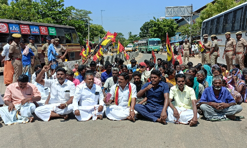 6 மாதத்திற்குள் வீட்டு மனை பட்டா வழங்க அதிகாரிகள் உறுதி