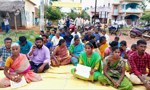 கொள்ளை போன நகை பணத்தை மீட்டு தர கோரி  உதவி பேராசிரியர் குடும்பத்தினர் தர்ணா போராட்டம்