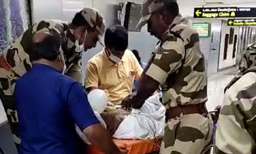 சென்னை விமானநிலையத்தில் மாரடைப்பால் மயங்கி விழுந்த முதியவரை காப்பாற்றிய அதிகாரிகள்