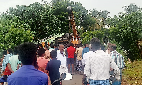 தனியார் பள்ளி பேருந்து கவிழ்ந்து விபத்து