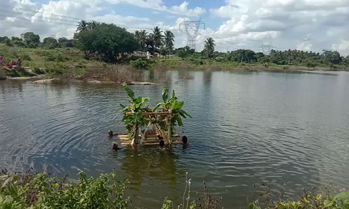 சூளகிரி அருகே 7 ஆண்டுக்கு பின்பு நிரம்பிய ஏரி:  நூதன வழிபாட்டுக்கு பின்பு தெப்பத்தேர் விட்டனர்