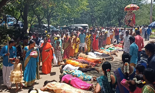 ஏரியூர் அருகே   முத்தையன் சுவாமி கோவிலில்  பொங்கல் வைத்து வழிபாடு