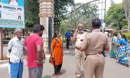 குடியிருக்கும் நிலத்தை அபகரிக்க முயற்சி:  பஞ்சாயத்து துணை தலைவரை கண்டித்து   தீக்குளிக்க முயன்ற பெண்