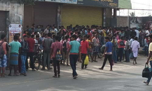 கோவை கரும்புக்கடை சந்திப்பில்  குவியும் வடமாநில வாலிபர்கள்