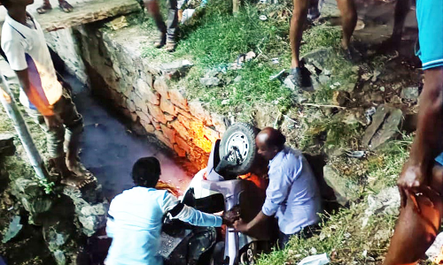 சாக்கடை கால்வாயில் தவறி விழுந்த வாலிபர்