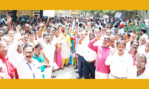 காட்பாடியில் மின் ஊழியர்கள் காத்திருப்பு போராட்டம்