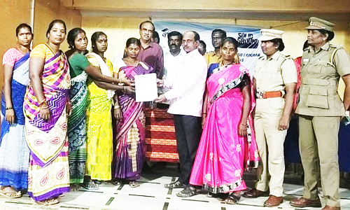 பழங்குடியின பெண்களுக்கான வீடு, வாழ்வாதாரம் குறித்து விழிப்புணர்வு கூட்டம்