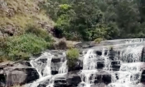 கோத்தகிரி சுண்டட்டி நீர்வீழ்ச்சிக்கு சுற்றுலா பயணிகள் வரத்து அதிகரிப்பு