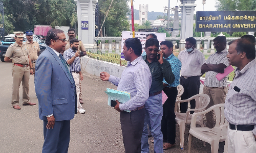 வடவள்ளி அருகே பாரதியார் பல்கலைக்கழக பேராசிரியர்கள் உண்ணாவிரத போராட்டம்