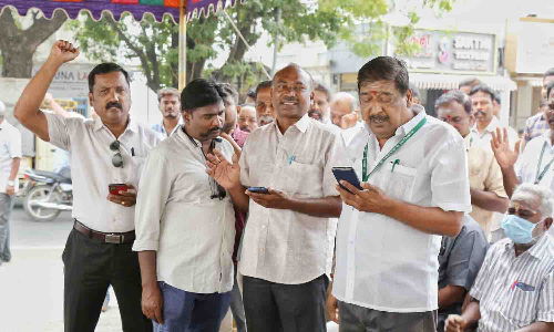 பல்வேறு கோரிக்கைகளை வலியுறுத்தி திருப்பூரில் மின்வாரிய ஊழியர்கள் காத்திருப்பு போராட்டம்