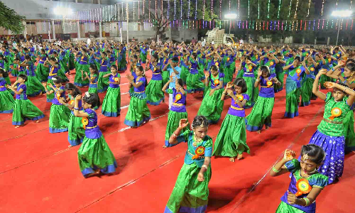 பவளக்கொடி கும்மியாட்டக்குழு சார்பில் கும்மி ஆட்டம் அரங்கேற்ற விழா - குழந்தைகள், பெண்கள் பங்கேற்பு