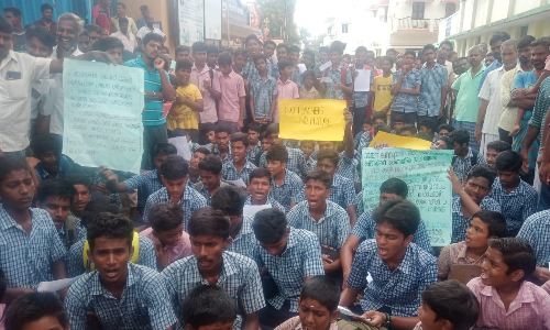 ஆரணி சேவூரில் அரசு பள்ளி ஆசிரியர்கள் சஸ்பெண்டு செய்யப்பட்டதை கண்டித்து மாணவர்கள் மறியல்