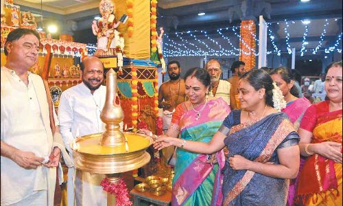 வடபழனி முருகன் கோவிலில் நவராத்திரி விழா தொடங்கியது