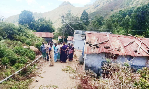 கொடைக்கானல் அருகே சாலை வசதி இல்லாத கிராமத்தில் தற்காலிக சீரமைப்பு பணிகள் வட்டார வளர்ச்சி அதிகாரி ஆய்வு