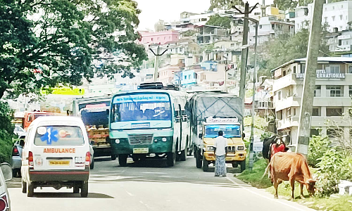 கொடைக்கானலில் மலைச்சாலையில் கனரக வாகனங்கள் நிறுத்தப்படுவதால் கடும் போக்குவரத்து நெரிசல்