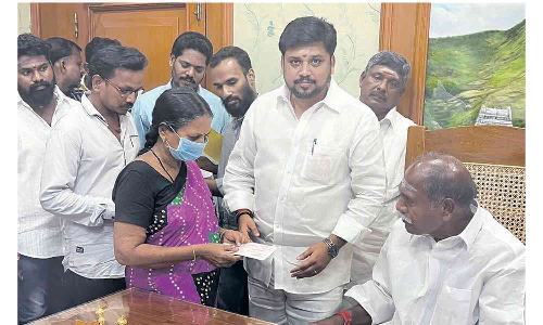 மின்சாரம் தாக்கி இறந்தவர் குடும்பத்துக்கு நிவாரண நிதி-முதல்-அமைச்சர் ரங்கசாமி வழங்கினார்