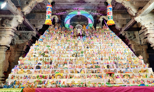 சிதம்பரம் நடராஜர் கோவிலில் பிரம்மாண்டமான நவராத்திரி கொலு