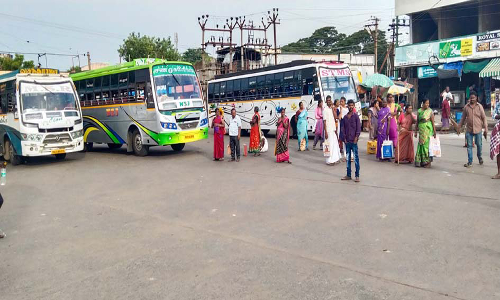 கடலூரில் இருந்து புதுச்சேரிக்கு  போலீசார் பாதுகாப்புடன்  அரசு பஸ்கள் இயக்கம்