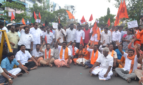 புதுவை பஸ்நிலையம் முன்பு இந்து அமைப்புகள் மறியல்: 20 பெண்கள் உட்பட 100-க்கும் மேற்பட்டோர் கைது