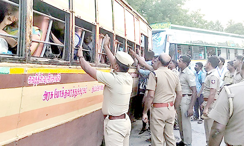 பஸ்சில் தொங்கி செல்லும் மாணவர்கள்; அறிவுறுத்தி அனுப்பி வைத்த போலீசார்