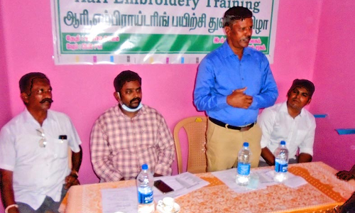 பீடி சுற்றும் தொழிலுக்கு மாற்றாக பெண்களுக்கு தையல், அழகு கலை பயிற்சி- புலிகள் காப்பக அதிகாரி தகவல்