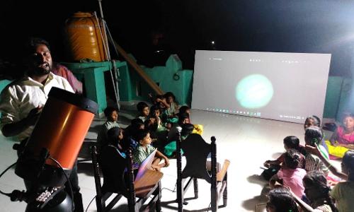 பூமிக்கு அருகில் வரும் வியாழன் கிரகத்தை டெலஸ்கோப் மூலம் காட்டிய வாலிபர்