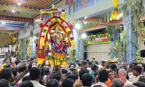 தசரா 2-ம் நாளான இன்று இரவு கற்பக விருட்சம் வாகனத்தில்  விசுவகர்மேஸ்வரர் திருக்கோலத்தில் அம்மன் பவனி