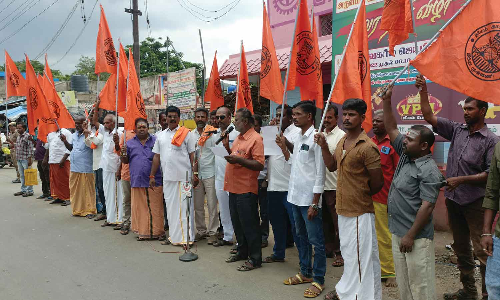 குடியாத்தத்தில் ஆ.ராசா எம்.பி.யை கைது செய்ய கோரி ஆர்ப்பாட்டம்