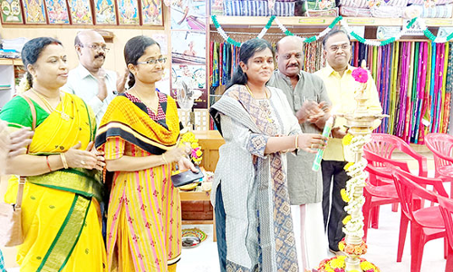 மயிலாடுதுறை கோ-ஆப்டெக்சில் தீபாவளி சிறப்பு விற்பனை- கலெக்டர் தொடங்கி வைத்தார்