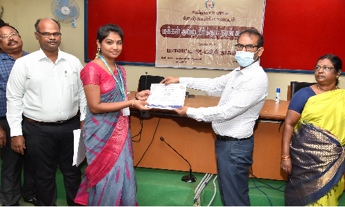 பில்லனகுப்பம் ஊராட்சியில் கட்டப்பட்டுள்ள   அடுக்குமாடியில் 4 பயனாளிக்கு குடியிருப்பு ஒதுக்கீடு  -கலெக்டர் ஜெயசந்திரபானுரெட்டி ஆணைகளை வழங்கினார்