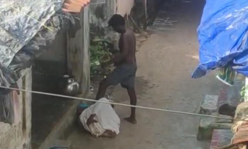 குடிக்க பணம் தர மறுத்ததால் ஆத்திரம்- தாயின் கழுத்தில் காலால் மிதித்து கொடூரமாக தாக்கிய மகன்