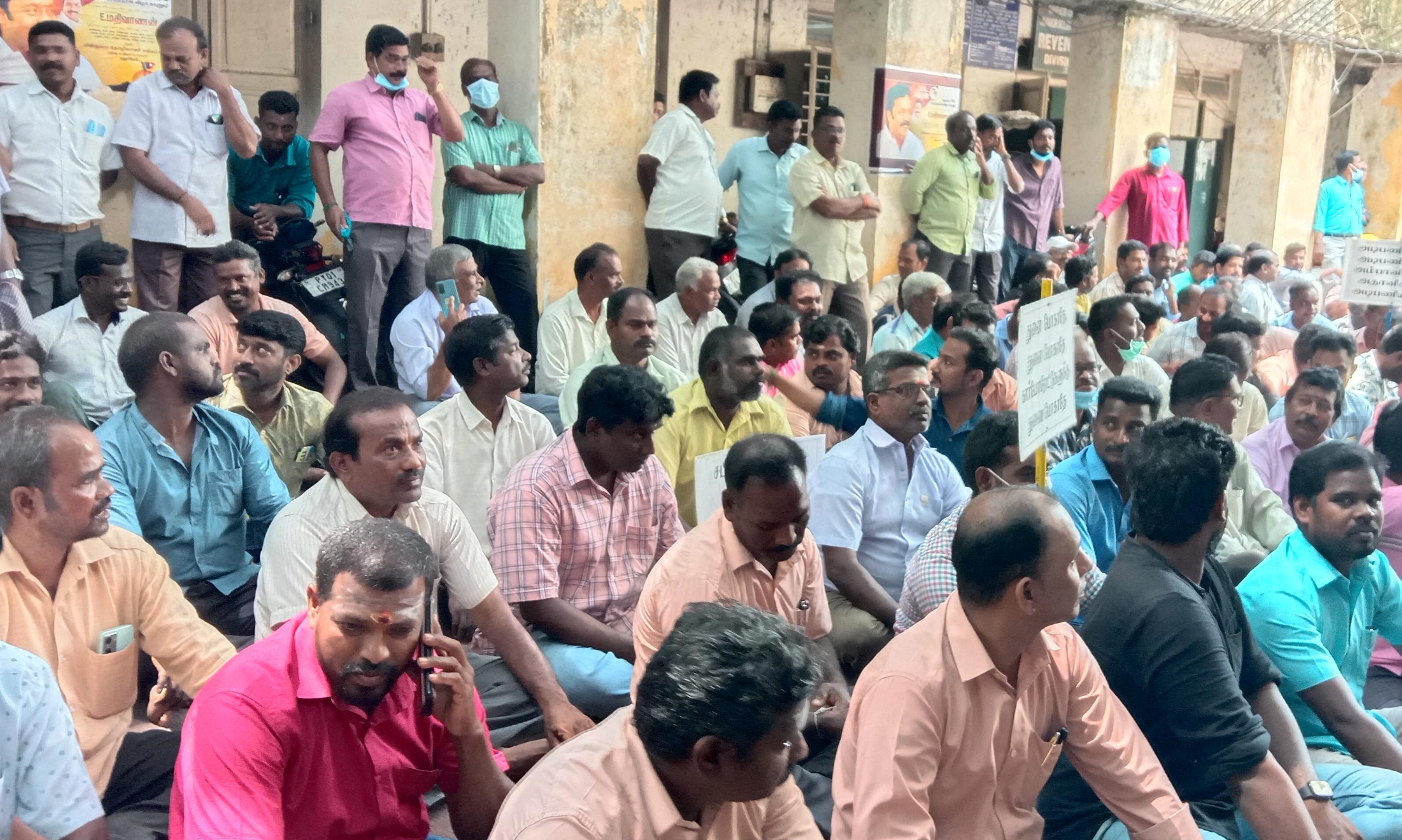 புதுவை மின்துறை ஊழியர்கள் காலவரையற்ற வேலைநிறுத்தம் புதுவை மின்துறை ஊழியர்கள் காலவரையற்ற வேலைநிறுத்தம்