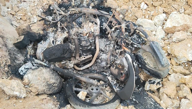 சேலத்தில்  வெள்ளை கற்களை வெட்டி   கடத்திய கும்பல் அட்டகாசம்  தட்டி கேட்டவர்கள் மீது தாக்குதல்-வாகனம் சேதம்