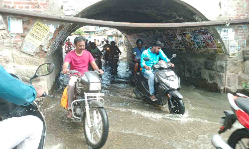 குளம் போல் தேங்கி கிடக்கும் கழிவுநீரால் வாகன ஓட்டிகள் அவதி