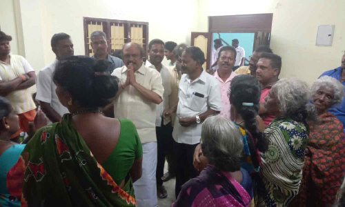 வீடுகளை இழந்த மக்களுக்கு  அடிப்படை வசதிகள்-கென்னடி எம்.எல்.ஏ. உறுதி