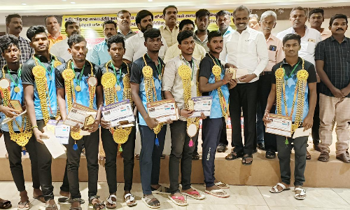 கபடி அணி வீரர்களுக்கு பாராட்டு