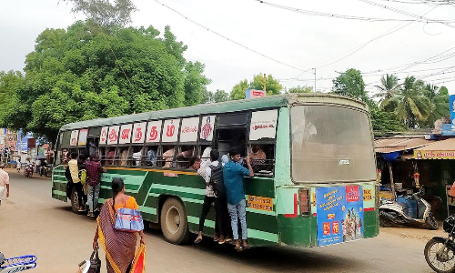 பஸ் படிக்கட்டுகளில் ஆபத்தான பயணம் செய்யும் மாணவர்கள்