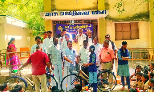 வாசுதேவநல்லூர் பள்ளியில் மாணவ- மாணவிகளுக்கு விலையில்லா சைக்கிள்கள்