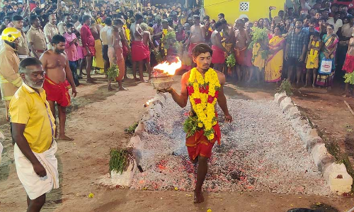 ஆலங்குளம் முத்தாரம்மன் கோவில் பூக்குழித் திருவிழா - 100-க்கும் மேற்பட்ட பக்தர்கள் குண்டம் இறங்கினர்