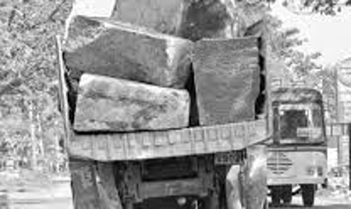 கிரானைட் கற்கள் கடத்திய லாரி பறிமுதல்