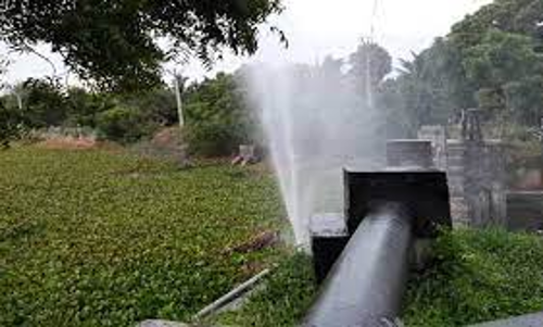 கூட்டு குடிநீர் குழாயில் உடைப்பு