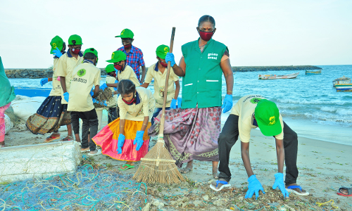 வேம்பார் கடற்கரையில் தூய்மை பணி