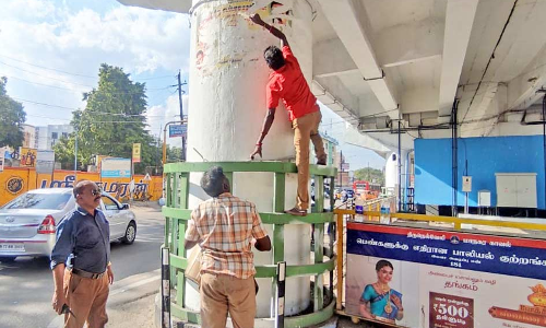 வண்ணார்பேட்டை மேம்பாலத்தில் ஒட்டப்பட்ட போஸ்டர்கள் அகற்றம்