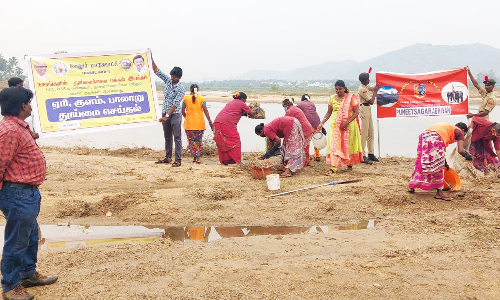 வேலூர் பாலாற்றில் பிளாஸ்டிக் குப்பைகள் அகற்றம்