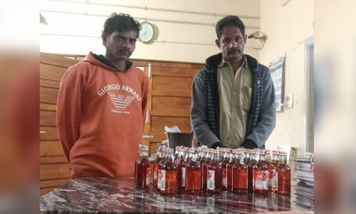 ஏற்காட்டில்  மதுபாட்டில்கள் பதுக்கி விற்ற 2 பேர் கைது  போலீசார் அதிரடி நடவடிக்கை