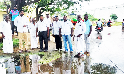 நெடுஞ்சாலையோரம் மழைநீர், கழிவு நீர் செல்ல கால்வாய் அமைக்க வேண்டும்