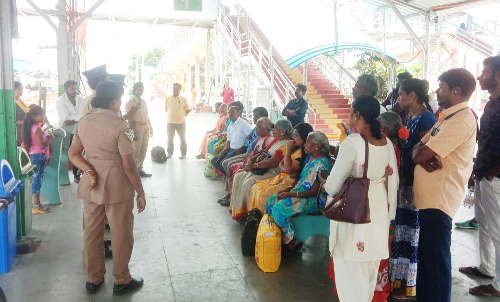 ரெயில் பயணிகளுக்கு போலீசார் விழிப்புணர்வு