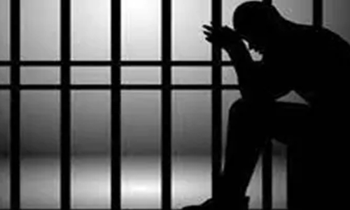 பூசாரியிடம் ரூ.21 ஆயிரம் லஞ்சம்:  கைதான அறநிலையத்துறை அதிகாரிகள் சிறையில் அடைப்பு  சஸ்பெண்டு செய்ய நடவடிக்கை