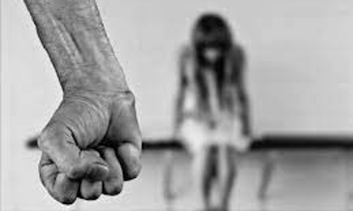 தாயின் கை, கால்களை கட்டி போட்டுவிட்டு சிறுமி பலாத்காரம்
